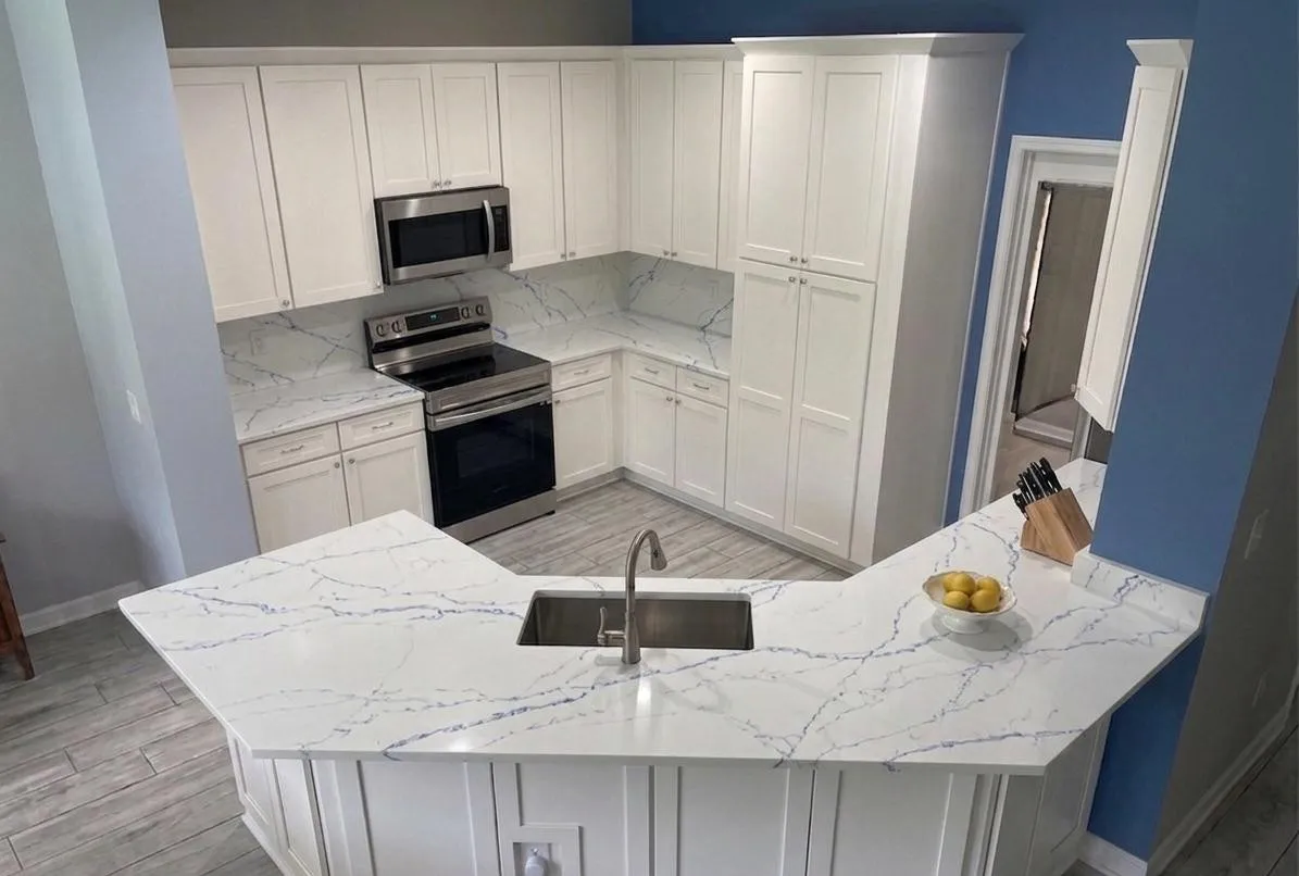White shaker U kitchen, blue-veined quartz. A Yoll Remodeling job in Orlando and Central Florida